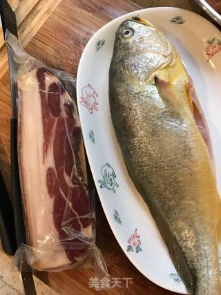 南风肉蒸黄鱼的做法步骤：1