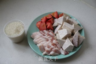 【五花肉芋头焖饭】吃一辈子都吃不腻的一碗饭的做法步骤：1