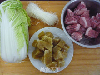 砂锅白菜冻豆腐的做法步骤：1