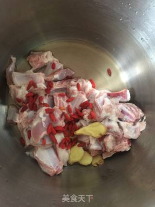 羊排萝卜汤的做法步骤：1