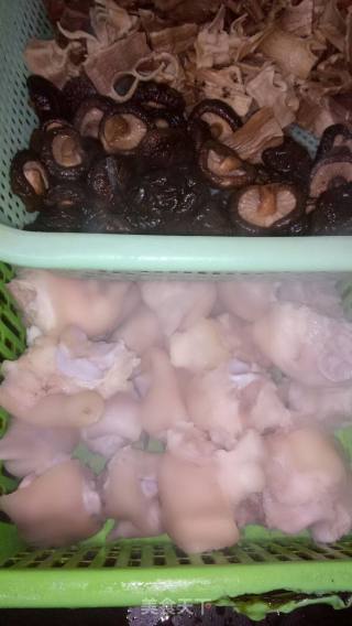香菇笋干焖猪手的做法步骤：2
