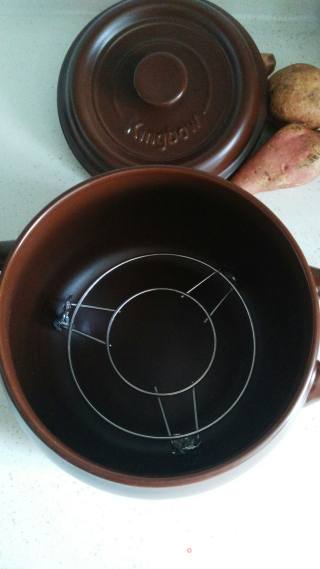 《坤博砂锅烤红薯》的做法步骤：3