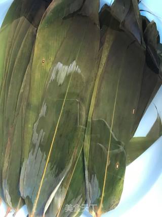 枣泥馅儿粽子的做法步骤：1
