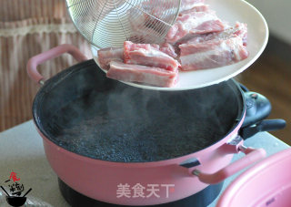 莲藕排骨汤的做法步骤：2