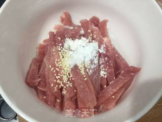 青椒肉丝的做法步骤：2