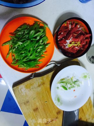 孜然炒肉的做法步骤：1
