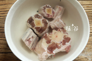 番茄牛尾汤的做法步骤：2
