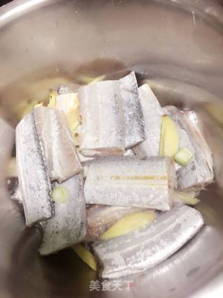 家常炖带鱼（刀鱼）的做法步骤：1