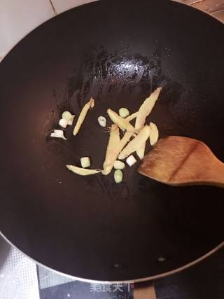 家常炖带鱼（刀鱼）的做法步骤：4