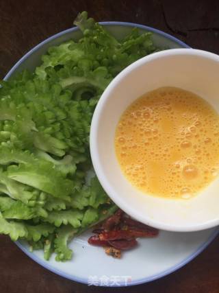 苦瓜炒鸡蛋的做法步骤：1