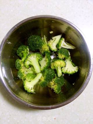 【兰州】凉拌西兰花木耳的做法步骤：1