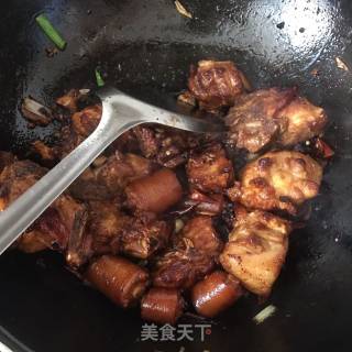 红烧猪尾巴的做法步骤：1