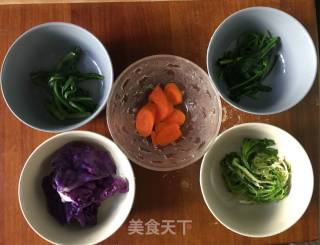五彩蔬菜炒面的做法步骤：1