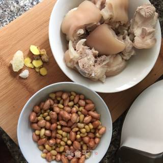 黄豆花生焖猪脚的做法步骤：2