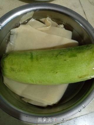 素炒西葫芦干豆腐~角瓜炒豆皮的做法步骤：1