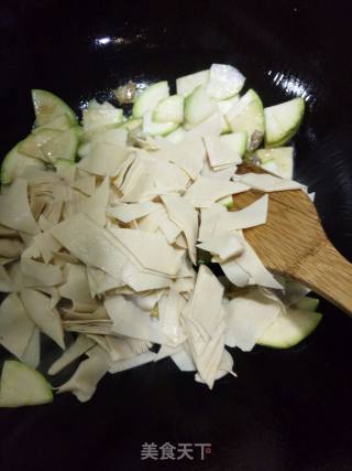素炒西葫芦干豆腐~角瓜炒豆皮的做法步骤：4