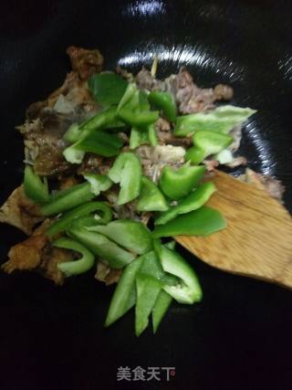 青椒快炒鸡架的做法步骤：3