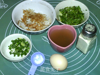 葱香饭焦鸡蛋饼的做法步骤：1