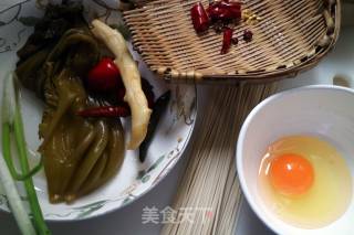 酸菜鸡蛋面的做法步骤：1