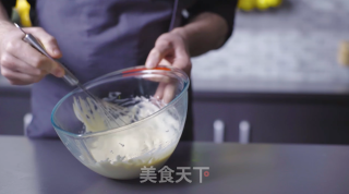 焦洋葱酱墨鱼汁面的做法步骤：4