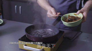 焦洋葱酱墨鱼汁面的做法步骤：5