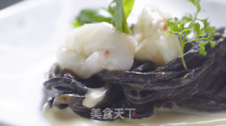 焦洋葱酱墨鱼汁面的做法步骤：6