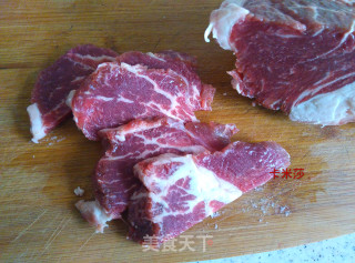 黑椒牛肉洋葱馅饼的做法步骤：1