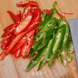 尖椒炒煎蛋的做法步骤：2