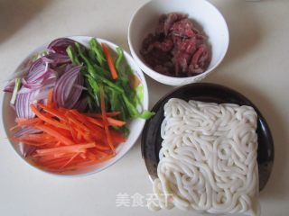 黑椒牛肉炒乌冬面的做法步骤：1