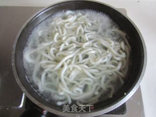 黑椒牛肉炒乌冬面的做法步骤：2