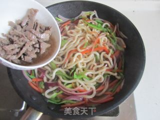 黑椒牛肉炒乌冬面的做法步骤：11