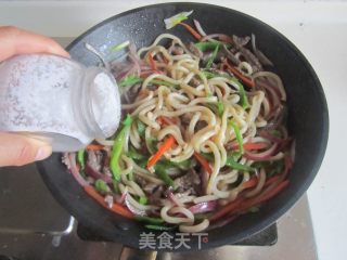 黑椒牛肉炒乌冬面的做法步骤：12