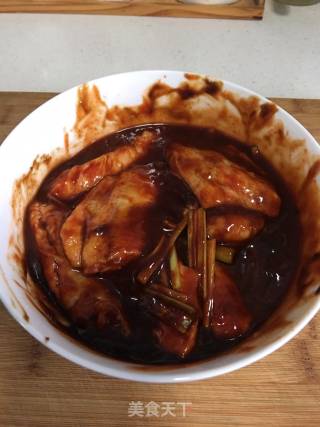 电饭煲烤翅的做法步骤：1