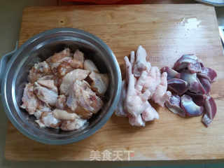 鸡三宝焖土豆的做法步骤：1