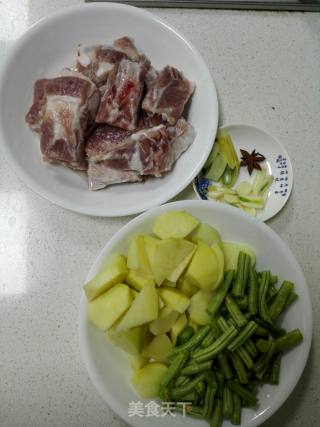 土豆豆角炖排骨的做法步骤：1