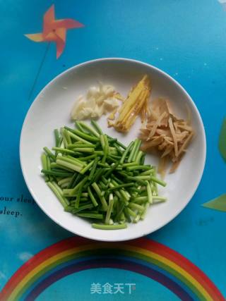 蒜台炒肉丝的做法步骤：2