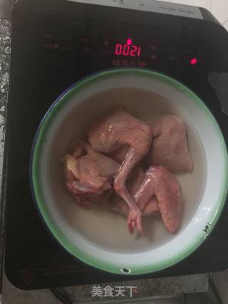花旗参鸽子炖汤的做法步骤：1