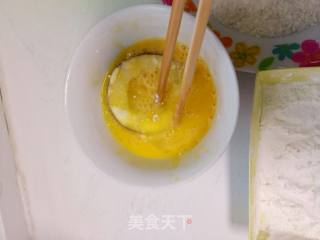 冬天太冷，苹果太冰，怎么治？别怕，我们可以这样吃－金黄的苹果圈的做法步骤：4