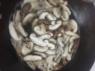 蘑菇烩土豆的做法步骤：1