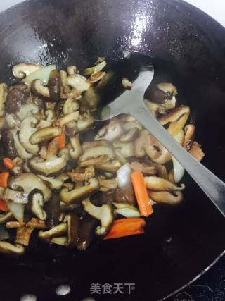 蘑菇烩土豆的做法步骤：2