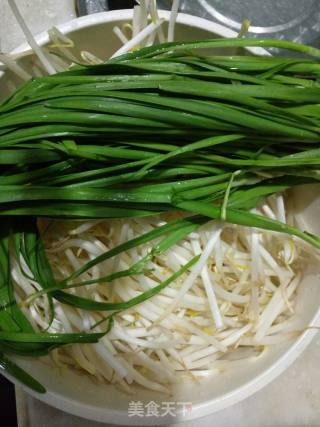 豆芽韭菜小炒（白玉从中一点绿）的做法步骤：1