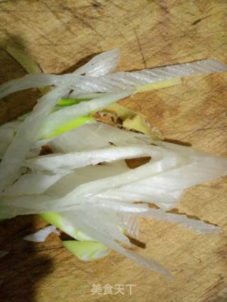 豆芽韭菜小炒（白玉从中一点绿）的做法步骤：2