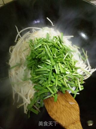 豆芽韭菜小炒（白玉从中一点绿）的做法步骤：5