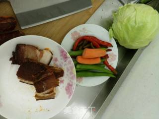 圆白菜泡椒炒腊肉的做法步骤：1