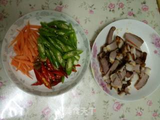 圆白菜泡椒炒腊肉的做法步骤：2