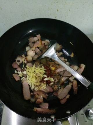 圆白菜泡椒炒腊肉的做法步骤：4