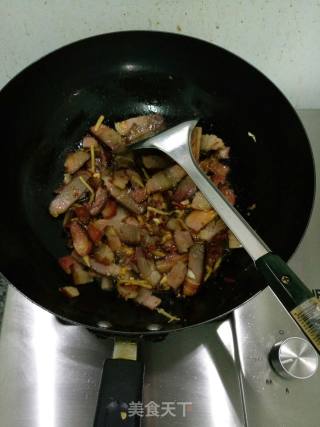 圆白菜泡椒炒腊肉的做法步骤：5
