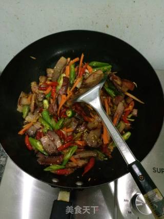 圆白菜泡椒炒腊肉的做法步骤：6