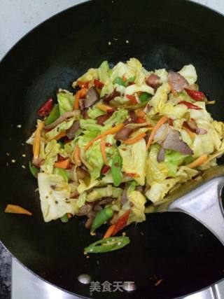 圆白菜泡椒炒腊肉的做法步骤：7