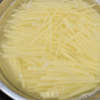 尖椒土豆丝的做法步骤：1